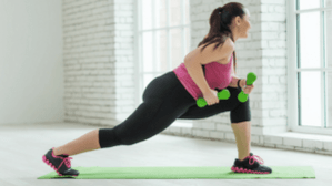 La fille effectue un exercice d'haltères