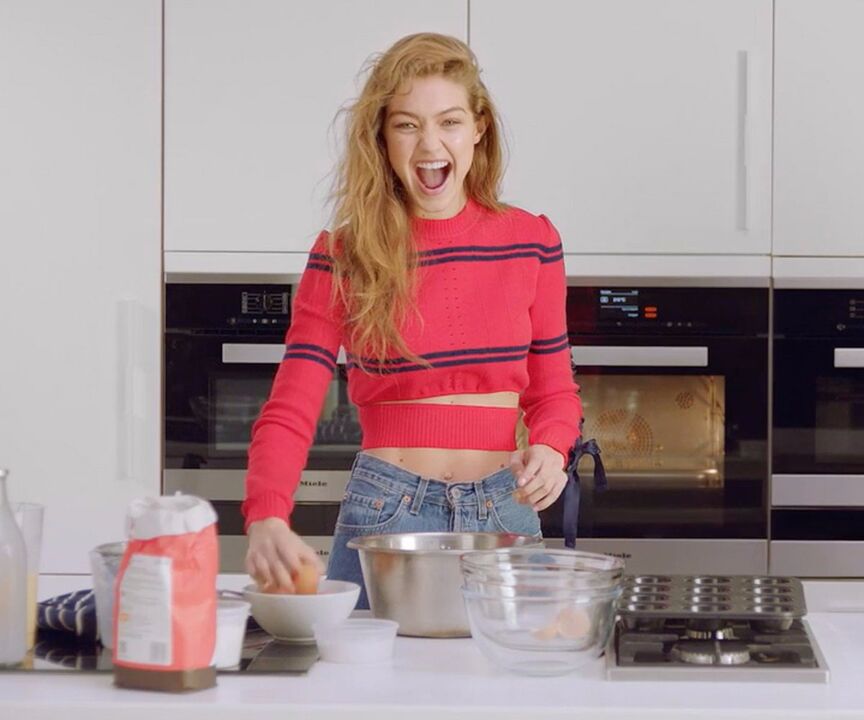 Une fille mince se prépare un petit-déjeuner sain